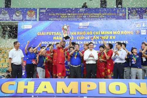 Đội bóng Thái Lan nhọc nhằn nâng Cúp bóng đá futsal tại TP.HCM