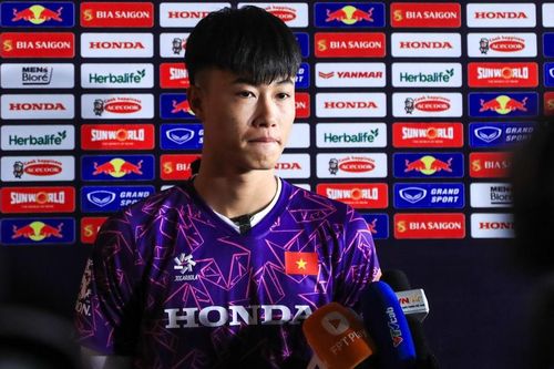 Tiền vệ U23 Việt Nam: 'Thầy Troussier nói cánh cửa lên đội tuyển quốc gia rộng mở'
