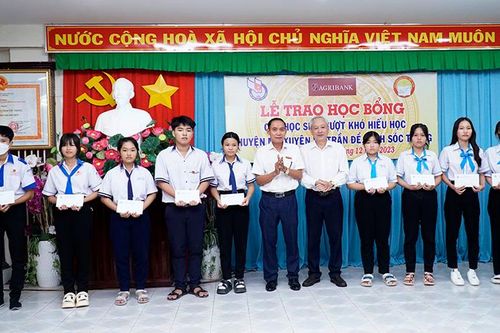 Sóc Trăng: 31 học sinh vượt khó học giỏi được học bổng trước thềm năm mới
