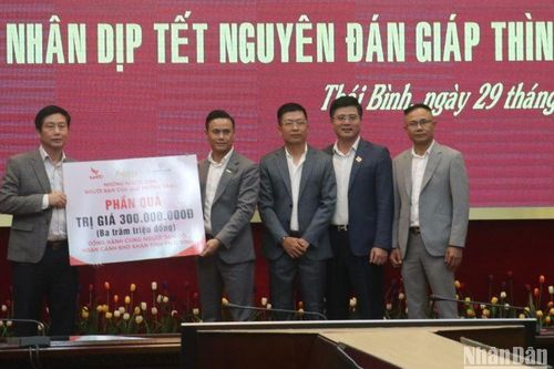 Trao tặng quà trị giá 300 triệu đồng cho hộ nghèo tỉnh Thái Bình