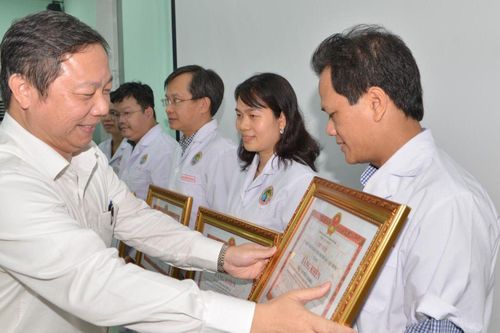 Thành phố Hồ Chí Minh: Tặng Bằng khen cho ê-kíp phẫu thuật nối thành công cánh tay đứt lìa cho bệnh nhi 5 tuổi