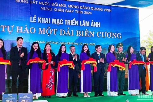 Thừa Thiên Huế: Triển lãm ảnh 'Tự hào một dải biên cương'