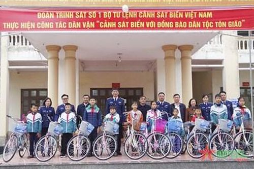 Đoàn Trinh sát số 1 tích cực hỗ trợ ngư dân, giáo dân