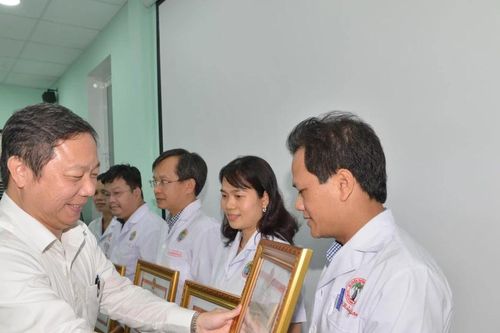 TPHCM tặng bằng khen cho ekip phẫu thuật nối thành công cánh tay đứt lìa cho bệnh nhi 5 tuổi
