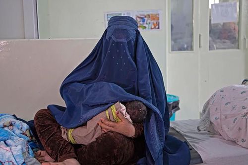 Chùm ảnh phụ nữ Afghanistan liều mạng để sinh con