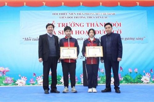 Tuyên dương 2 học sinh Vĩnh Phúc trả lại gần 10 triệu đồng cho người đánh rơi