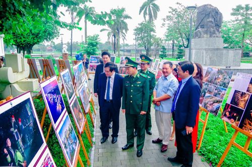 Khai mạc Triển lãm ảnh 'Tự hào một dải biên cương'