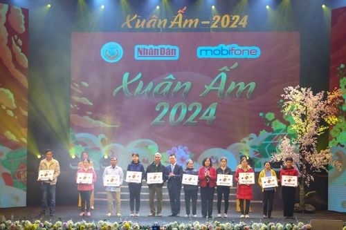 Chương trình 'Xuân ấm 2024' trao tặng 20 sổ tiết kiệm và 40 suất học bổng
