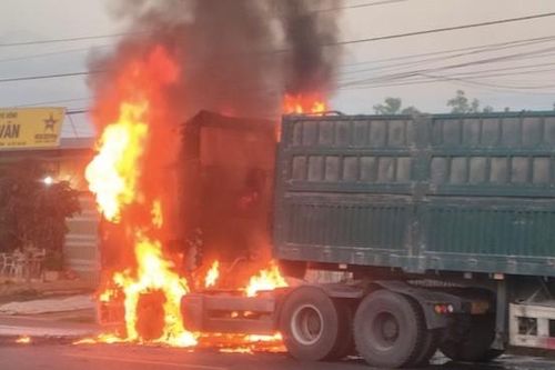 Tài xế dập lửa bất thành, xe đầu kéo bị cháy rụi