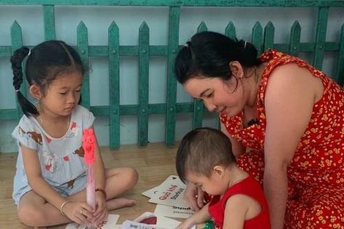 Bé trai 33 tháng tuổi ở Sóc Trăng biết đọc tiếng Việt và tiếng Anh