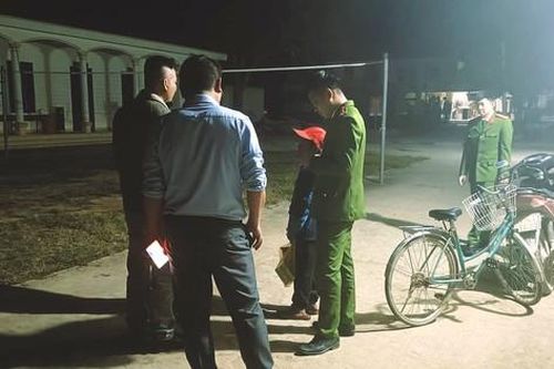 Bé trai lớp 6 bị lạc khi đạp xe trăm km đi thăm người thân trong đêm
