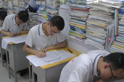 Đằng sau lời nhắn gây bão 'các em ai rồi cũng thất bại thôi' của nữ giáo viên