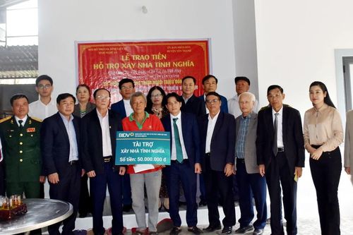 Trao 200 triệu đồng hỗ trợ xây dựng nhà tình nghĩa ở Yên Thành và Hưng Nguyên