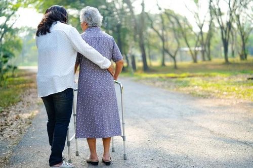 Hướng dẫn chế độ dinh dưỡng cân bằng cho người lớn tuổi