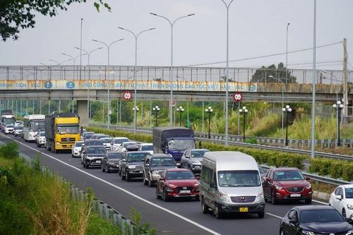Nhiều khu vực tại TP Hồ Chí Minh ùn ứ giao thông trước kỳ nghỉ Tết Dương lịch