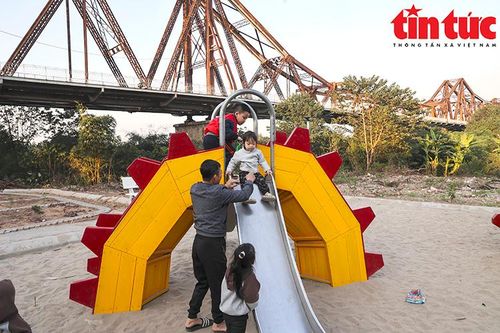 Cận cảnh các sân chơi sinh thái ven sông Hồng được cải tạo từ bãi rác