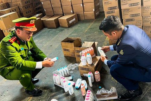 Triệt phá xưởng sản xuất mỹ phẩm giả trong trại nuôi gà