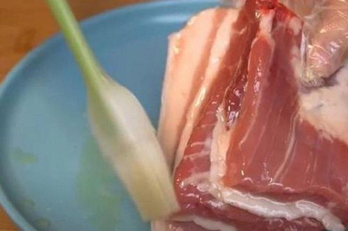 Trước khi cất tủ lạnh, bôi thứ này lên thịt lợn, đảm bảo để cả năm không lo bị hỏng
