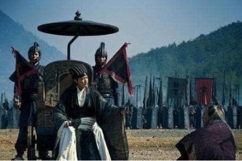 Hai chân của Gia Cát Lượng không hề bị thương nhưng khi đánh trận lại luôn ngồi trên xe lăn, tại sao lại như vậy?