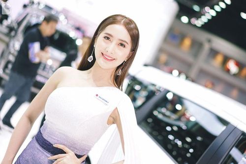 Mỹ nhân khiến dân tình 'đổ gục' khi khoe sắc bên ôtô Suzuki