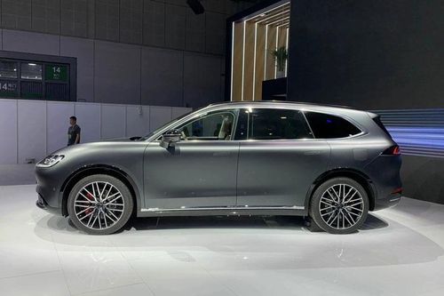 SUV dài hơn 5,2 mét, sang chảnh như Porsche, công suất 707 mã lực, giá rẻ 'giật mình'