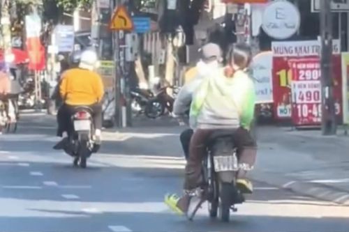 Chở nhau giữa phố, cặp đôi có hành động lạ khiến dân tình thốt lên: Ngoài kia thế giới yêu nhau kiểu gì?