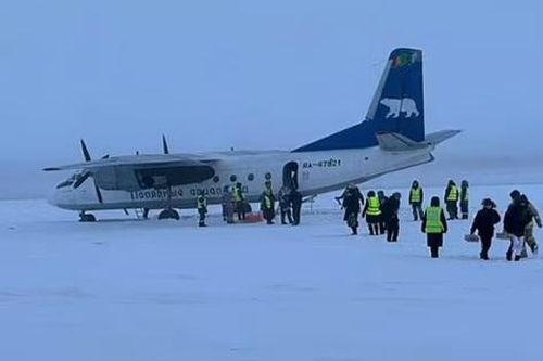 Máy bay hạ cánh nhầm xuống sông băng ở Siberia