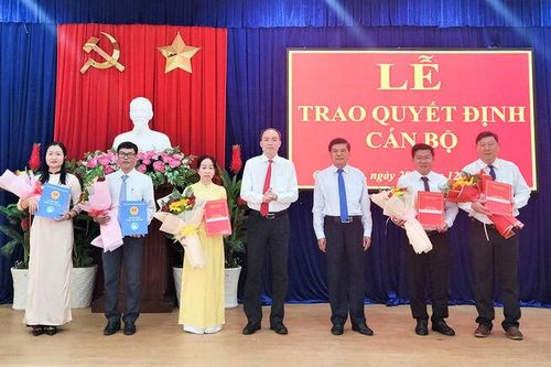 Ban Thường vụ Thành ủy Châu Đốc trao quyết định cho 5 cán bộ