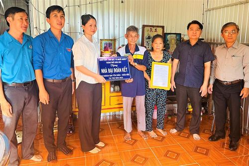 UBMTTQVN TP. Châu Đốc trao 5 căn nhà Đại đoàn kết cho hộ cận nghèo, khó khăn