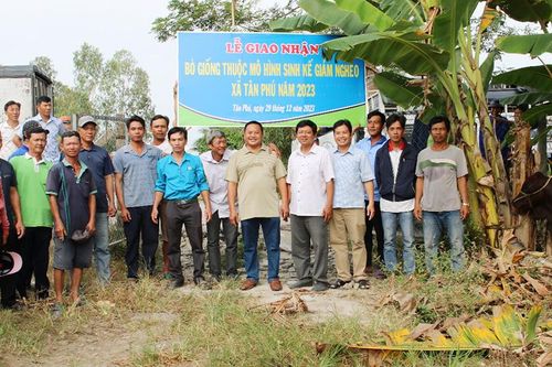 Thêm 26 hộ dân huyện Châu Thành bò giống thực hiện mô hình sinh kế giảm nghèo