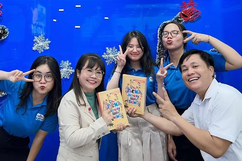 Đu Trend người nổi tiếng: Cánh én báo Xuân về của Lê Công Sơn