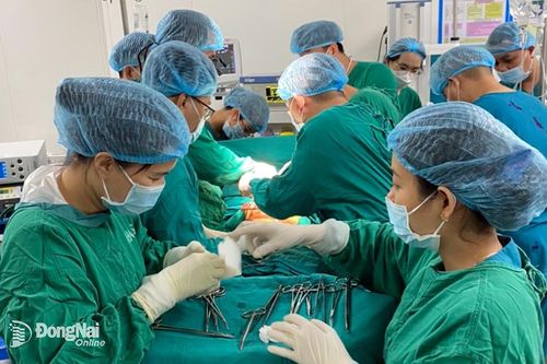 Cứu sống bệnh nhân bị vỡ phình động mạch chủ bụng vào tá tràng hiếm gặp