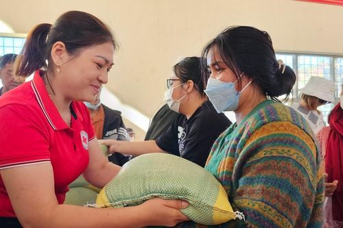 Tặng quà Tết cho hộ nghèo tại xã Gào và Ia Kênh