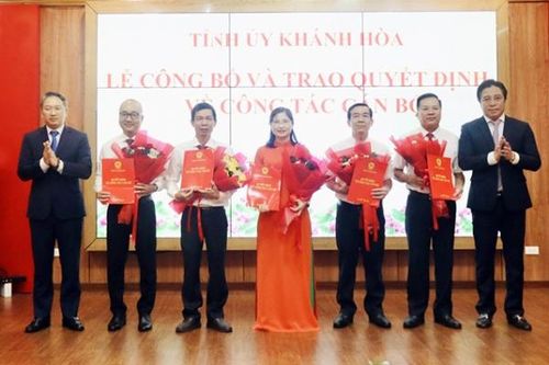 Ban Thường vụ Tỉnh ủy tổ chức Lễ công bố và trao quyết định về công tác cán bộ