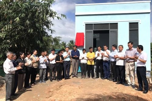 Báo Khánh Hòa và Quỹ Tín dụng nhân dân Ninh Hòa trao nhà tình nghĩa cho một hộ nghèo xã Suối Cát