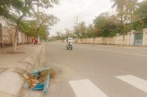 Cần làm lại nắp chắn rác