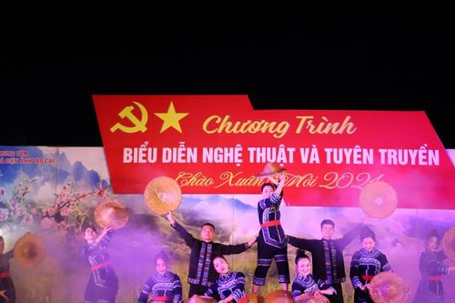 Biểu diễn nghệ thuật và tuyên truyền về bảo hiểm xã hội