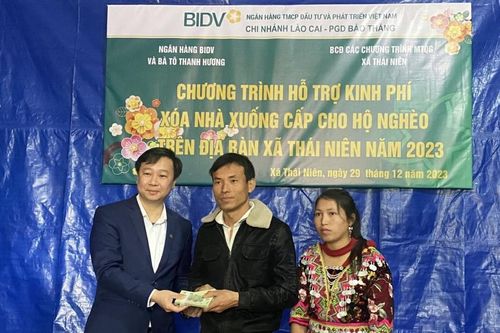 Trao hỗ trợ kinh phí xóa nhà tạm cho hộ nghèo