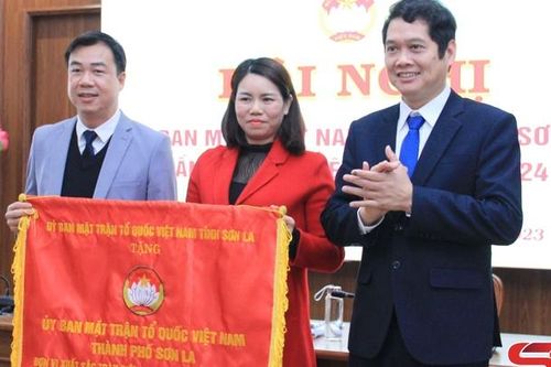 Ủy ban MTTQ Việt Nam thành phố Sơn La nhận Cờ 'Đơn vị xuất sắc toàn diện phong trào thi đua năm 2023'