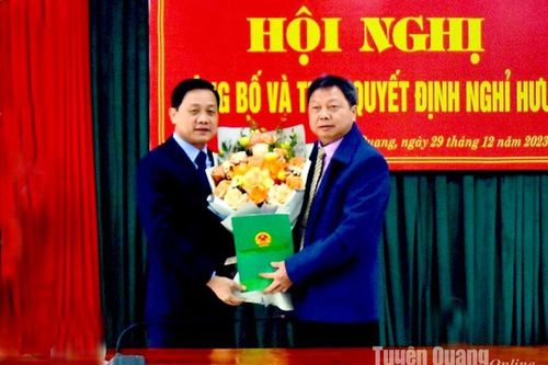 Công bố và trao Quyết định nghỉ hưu cho đồng chí Phó trưởng Ban Dân tộc tỉnh