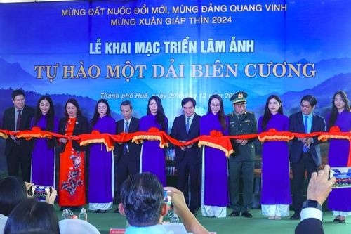 Khai mạc Triển lãm ảnh 'Tự hào một dải biên cương'