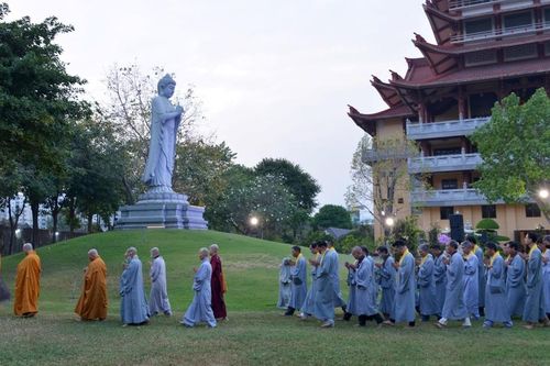 Trang nghiêm khóa lễ tại khu vườn tượng A Di Đà ở chùa Huê Nghiêm
