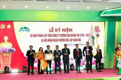 Quảng Trị: Tổng Công ty Thương mại Quảng Trị đón nhận Huân chương Độc lập hạng Nhì
