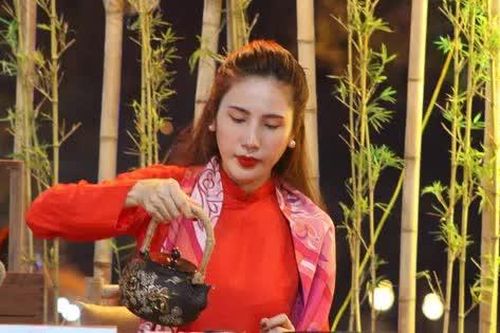 Đồng Nai: Ca sĩ Thủy Tiên mời trà đạo trong đêm chào mừng Biên Hòa 325 hình thành và phát triển
