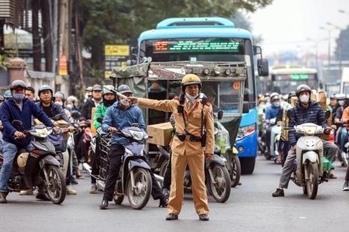 Đường phố Hà Nội ngày cuối năm đông nghịt, CSGT cắm chốt phân luồng chống ùn tắc