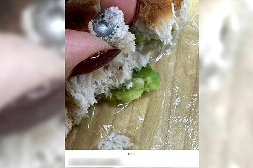Cô gái tố gãy răng khi ăn bánh mỳ 'nhân ốc vít', siêu thị bắt xóa bài mới xử lý