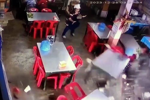 Lốp xe 'ma' lao như tên bắn vào quán ăn