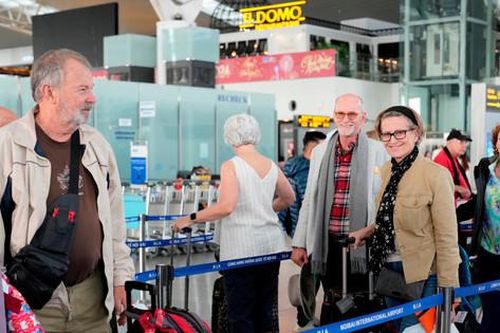 Tàu, xe ngày làm việc cuối năm 2023: Người dân đi lại thuận lợi