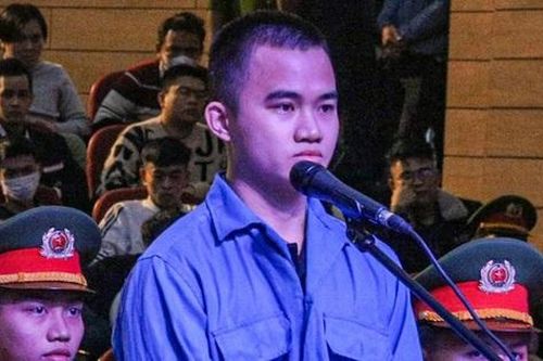 Kẻ cướp ngân hàng lạnh lùng nhận án tử hình, mẹ già òa khóc ngất xỉu