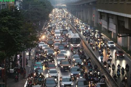 Cận cảnh người dân về quê, nhiều tuyến phố tại Thủ đô chật cứng